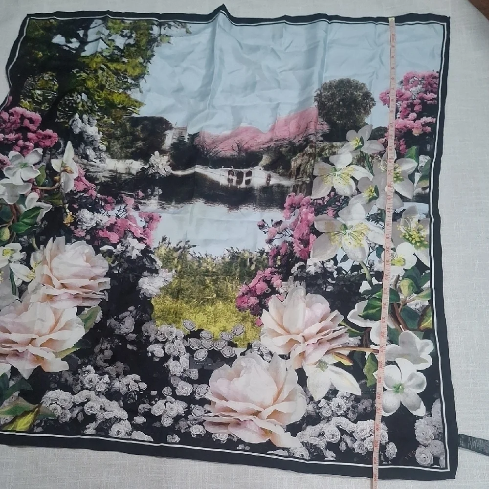 Ted Baker London elegant throw
